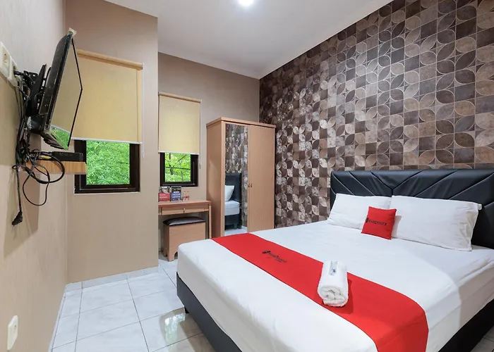 RedDoorz Syariah near Karawang Central Plaza