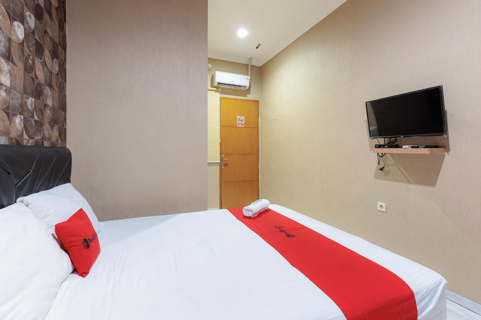 Reddoorz Syariah Near Plaza Karawang