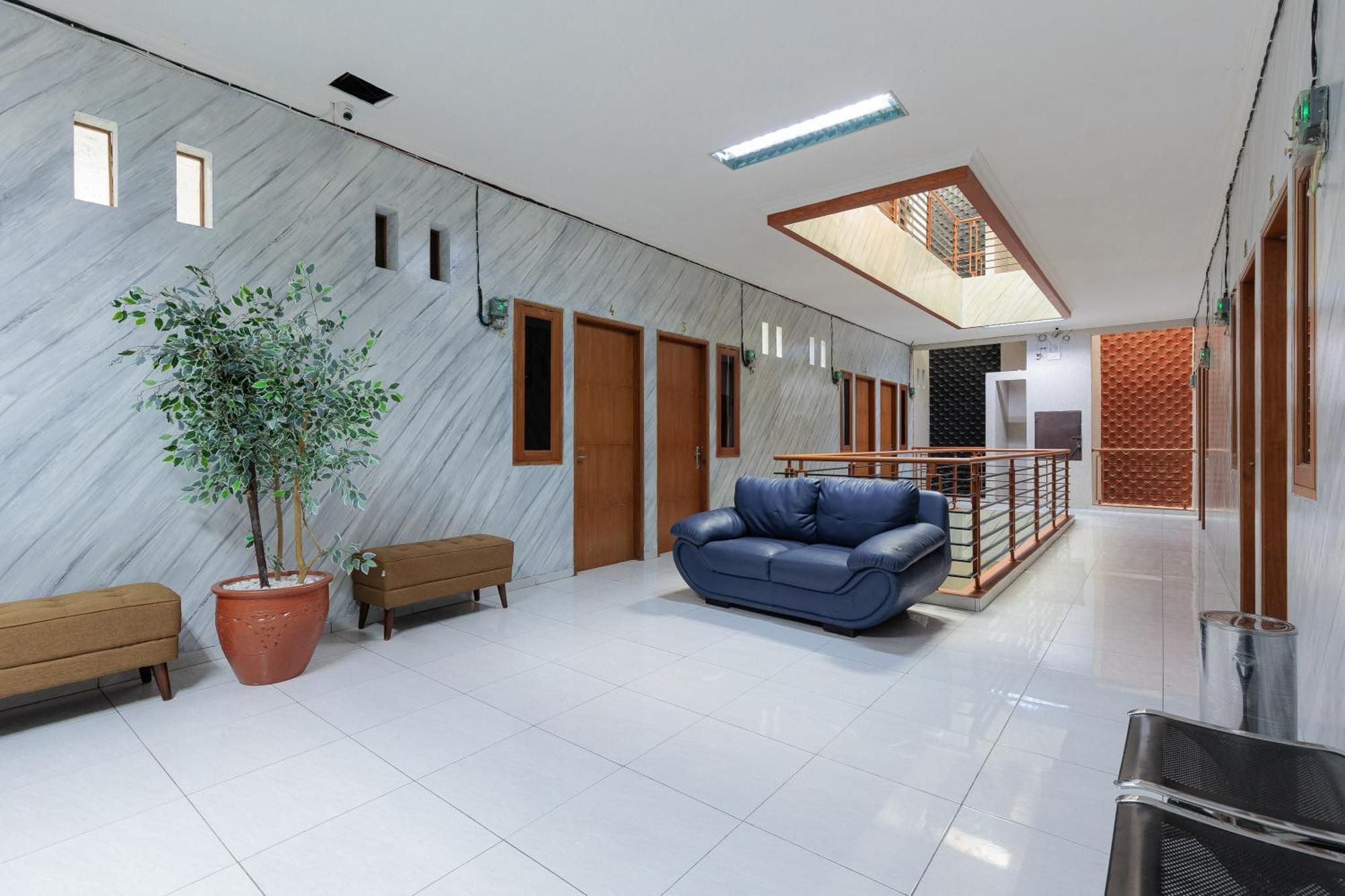 Hotel Reddoorz Syariah Near Plaza 2*