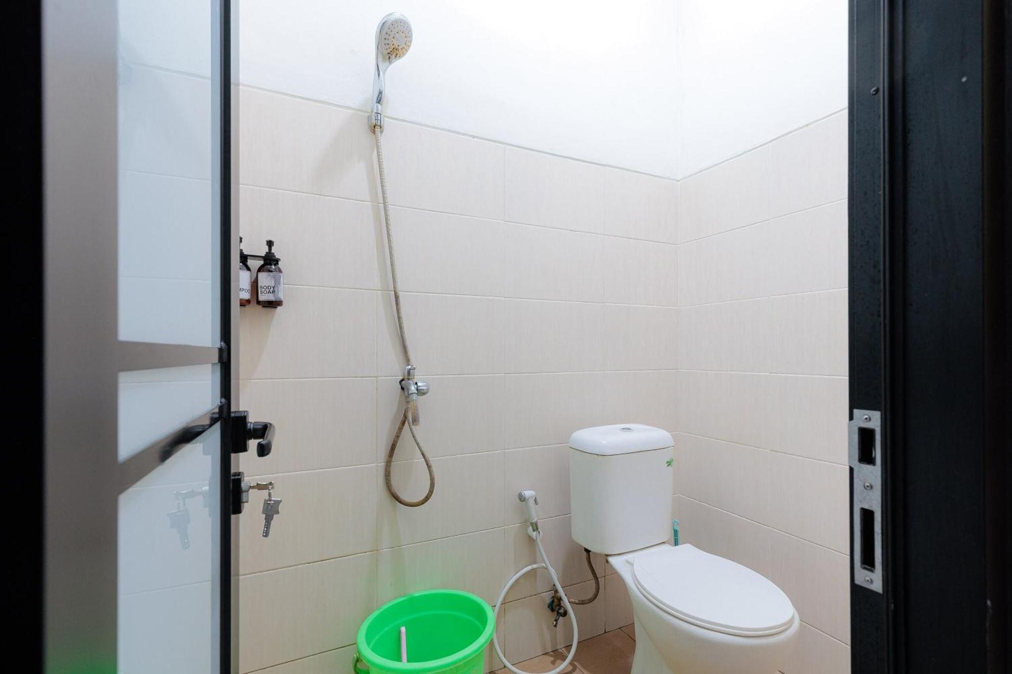 Hotel Reddoorz Syariah Near Plaza Karawang