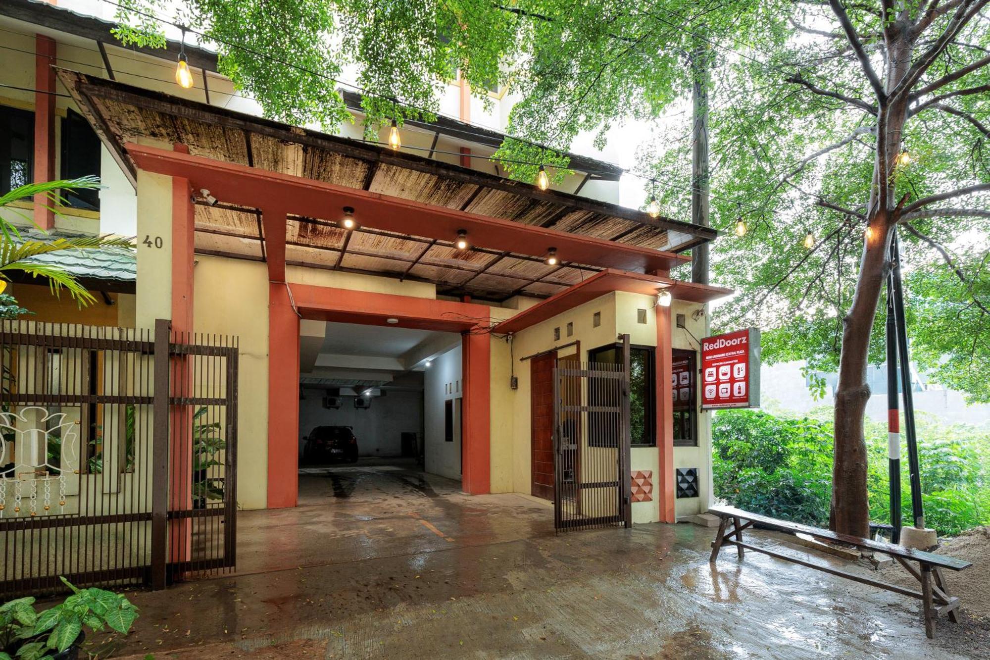 Reddoorz Syariah Near Plaza Karawang