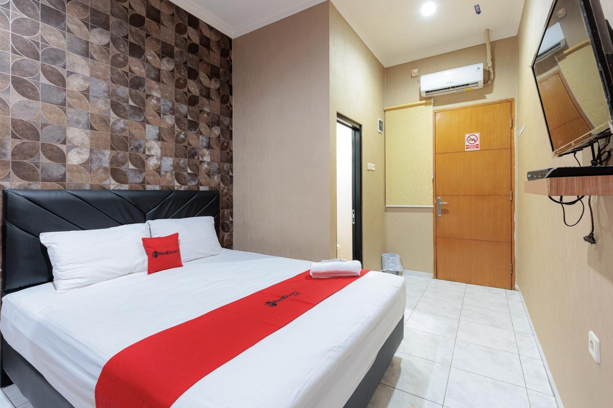 Reddoorz Syariah Near Plaza 2* Karawang